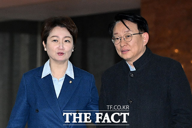 이언주 더불어민주당 의원(왼쪽)과 권칠승 의원.