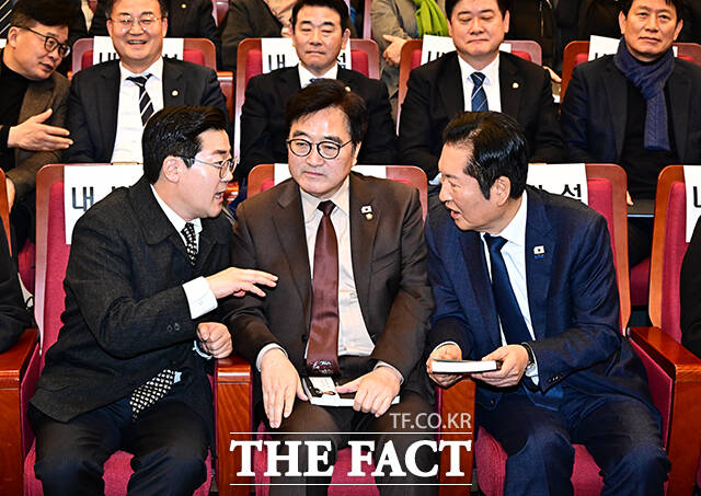 우원식 국회의장(가운데)과 정청래 대표에게 책 소개하는 박찬대 의원(왼쪽).