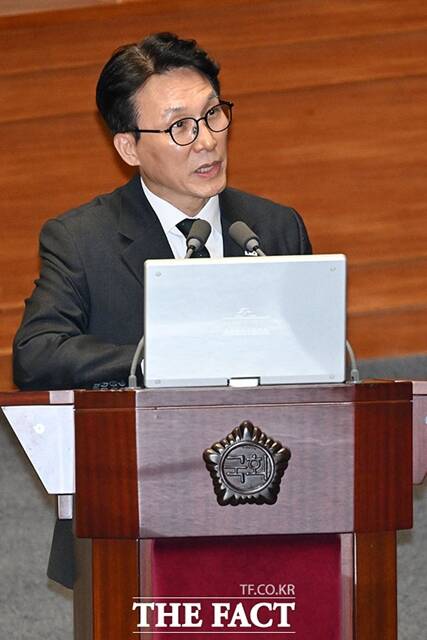 김민석 국무총리는 10일 오후 서울 여의도 국회에서 열린 경제 분야 대정부 질문에서 환율 상승에 대해 펀더멘털이나 외환보유 문제는 아니라고 밝혔다. /국회=남용희 기자