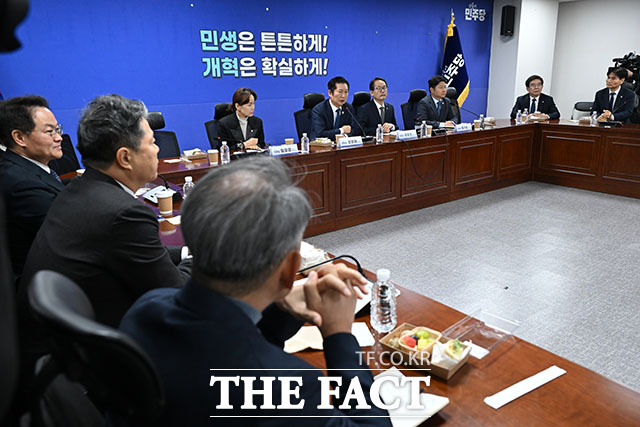 정청래 더불어민주당 대표가 10일 오전 서울 여의도 국회 의원회관에서 열린 재선의원 간담회에서 모두발언을 하고 있다. /국회=남용희 기자