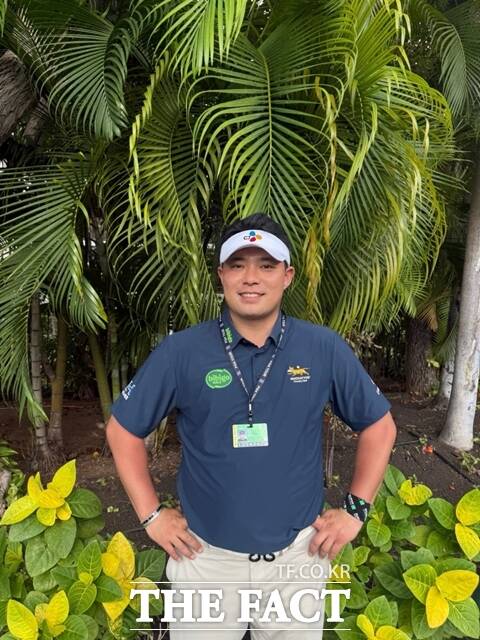 콘페리투어 상위자 자격으로 PGA투어에 입성하는데 성공한 이승택이 새로운 스폰서인 CJ 모자를 쓰고 포즈를 취하고 있다./KPGA