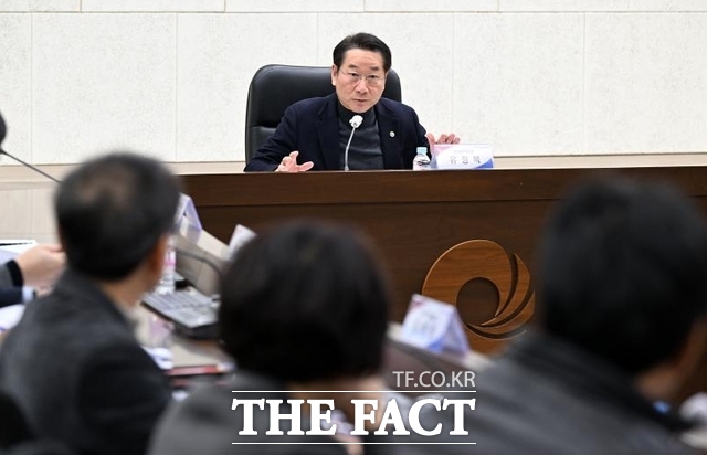 유정복 인천시장이 26일 시청 영상회의실에서 열린 자치구 출범 준비 상황 보고회에서 출범 준비 상황을 점검하고 있다./더팩트 DB
