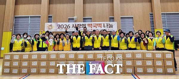 대덕구자원봉사협의회 회원들이 10일 오정국민체육센터에서 설맞이 사랑의 떡국 떡 나눔 행사 물품을 포장한 뒤 파이팅을 외치며 기념 촬영을 하고 있다. /대덕구