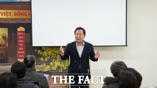 10일 경북 봉화군 봉성면 다문화커뮤니티센터서 열린 K-베트남 밸리 지역특화발전특구 공청회에서 박현국 군수가 벌언하고 있다. /봉화군