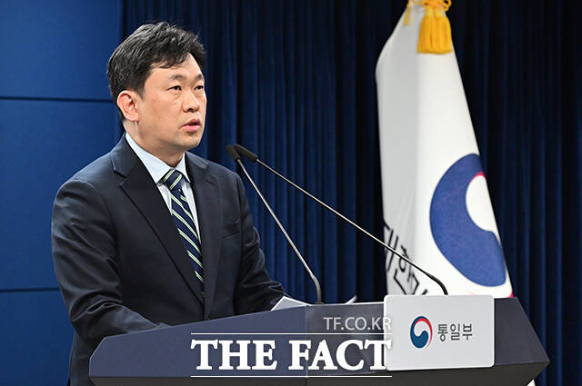 윤민호 통일부 대변인이 10일 오후 서울 종로구 정부서울청사에서 개성공단 중단 10년 계기 통일부 입장을 발표하고 있다. /임영무 기자