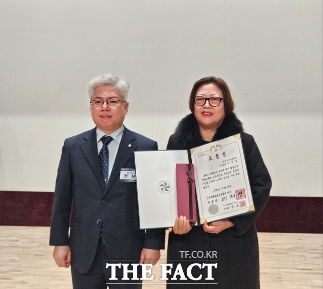 가선숙 서산시의회 의원(오른쪽)이 민주평화통일자문회의 충남지역회의 정윤 부회장으로부터 대통령 표창을 전달받고 기념 촬영을 하고 있다. /서산시의회