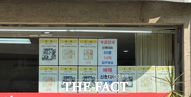 매물이 나오더라도 이를 받아줄 매수자가 제한적이다 보니 거래가 성사되지 않고 있다. 사진은 압구정동 인근의 한 공인중개사 사무소. /황준익 기자