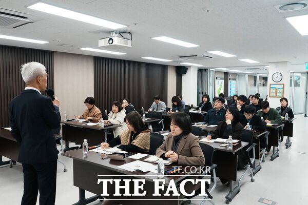 대전시 서구의회가 10일 서구의회 간담회장에서 의회 직원 30여 명을 대상으로 ‘AI를 활용한 스마트 의정 활동 지원 전략 교육’을 실시하소 있다. /대전시 서구의회