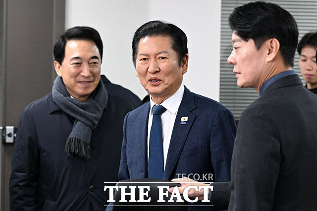 최근 민주당 내에서 벌어진 특별검사 추천 사태로 인해 정청래 대표의 합당 추진 동력이 크게 소실됐다는 평가가 나온다. /남용희 기자