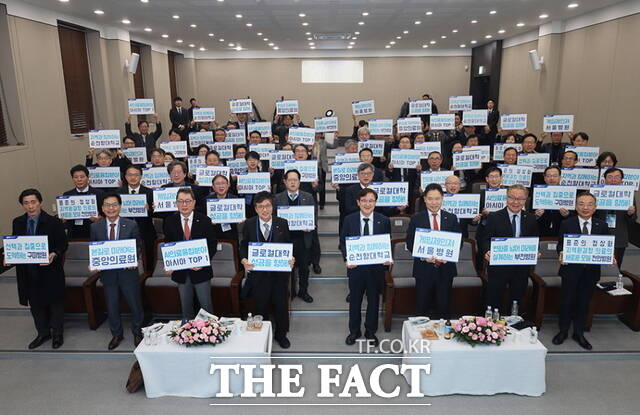 2026 순천향 한마음대회 참석자들이 글로컬대학 사업 성공을 기원하는 피켓 퍼포먼스를 펼치고 있다. /순천향대학교