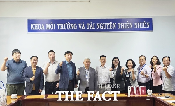 한남대학교 위성활용융합연구소는 1월 15일부터 23일까지 베트남 하노이국립대학교, 반랑대학교, 달랏대학교, 껀터대학교 등을 방문해 인공위성과 인공지능(AI) 기술을 융합한 재난 예측·대응 협력 체계 구축을 위해 베트남 주요 대학 및 연구기관과 국제 협력에 나섰다. /한남대학교