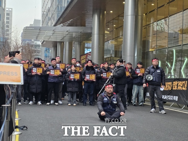10일 오전 서울 중구 IBK기업은행 본점 앞에서 기업은행 노동조합이 장민영 기업은행장 출근길을 막고 있다. /을지로=이선영 기자