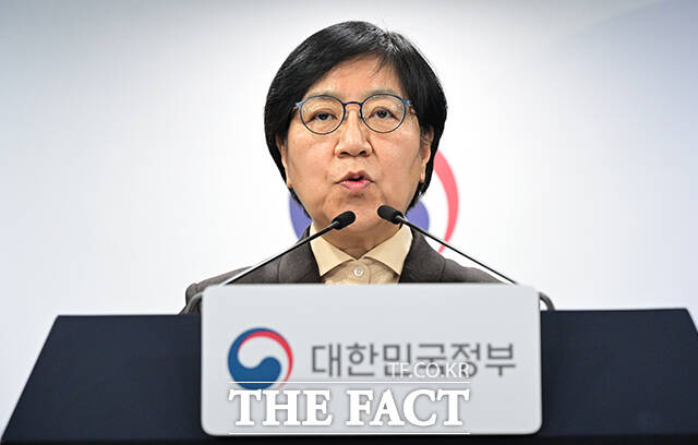 정은경 보건복지부 장관이 10일 오후 서울 종로구 정부서울청사에서 2027학년도 이후 의사인력 양성규모와 관련해 브리핑 하고 있다. /임영무 기자