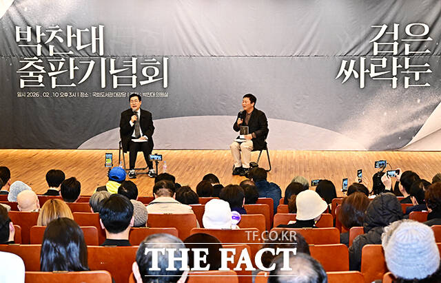 검은 싸락눈 설명하는 박찬대 의원.