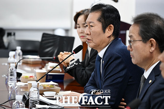 재선의원 만난 정 대표(가운데).