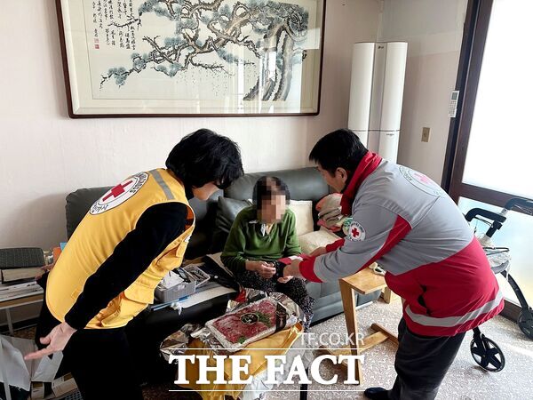 대한적십자사 대전세종지사가 9일 대전시 동구에 거주하는 이산가족을 방문해 명절 선물세트와 위로금을 전달했다. /대한적십자사 대전세종지사