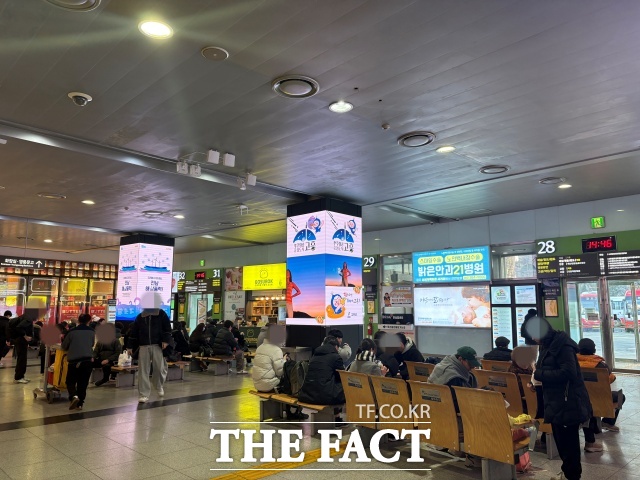 10일 오후 광주 서구 광주종합버스터미널에서 시민들이 버스 탑승 시간을 기다리는 모습. /김수민 기자