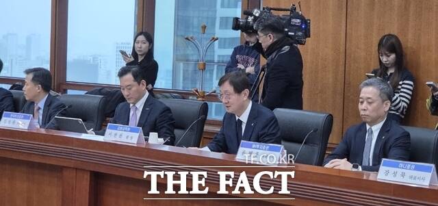 이찬진 금융감독원장(오른쪽 두번째)이 10일 서울 영등포구 금융투자협회에서 열린 증권사 CEO 간담회에서 모두발언을 하고 있다. /장혜승 기자