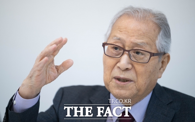 정세현 전 통일부 장관은 지난 10일 <더팩트>와 인터뷰에서 북한 노동당 제9차 당대회가 2월 하순으로 예정된 데 대해 당대회는 지난 5년을 총화하는 자리라며 정확히 5년 만에 열지 못하고 미뤄졌다는 건 과업이 계획대로 마무리되지 못했다는 신호라고 강조했다. /수서=박헌우 기자