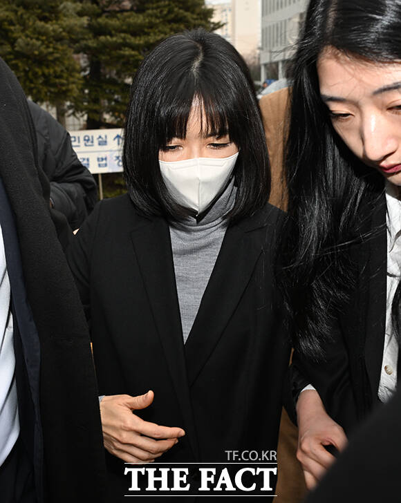 미공개 정보를 이용한 주식 매입 혐의를 받는 구연경 LG복지재단 대표가 10일 오후 서울 양천구 남부지방법원에서 열린 1심 선고 공판을 마치고 법원을 나서고 있다. /서울 남부지법=박헌우 기자