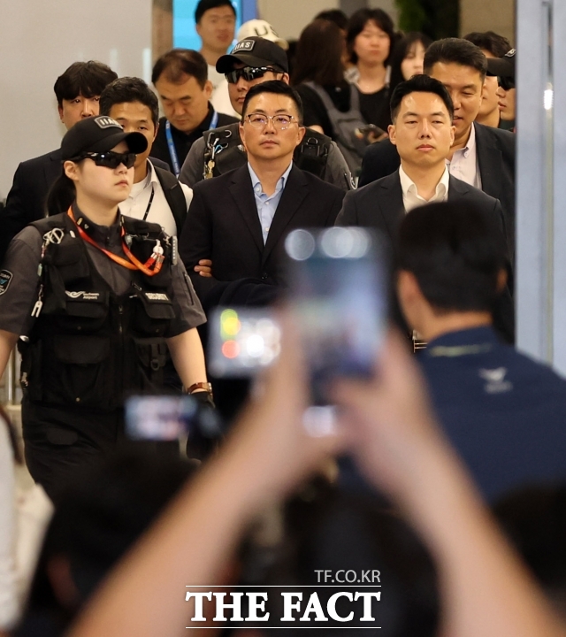 김건희 여사 일가의 집사로 지목된 김예성 씨가 지난해 8월 인천국제공항을 통해 귀국해 연행되고 있다./더팩트DB