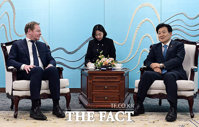 정동영 통일부 장관(오른쪽)이 10일 오후 서울 종로구 정부서울청사에서 다비드 반 베일 네덜란드 외교장관과 면담을 갖고 있다. /임영무 기자