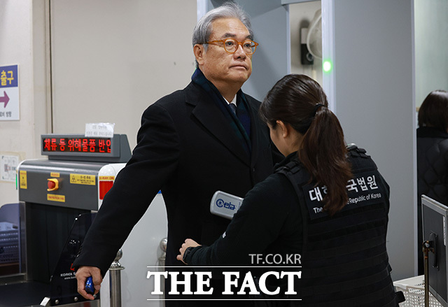 정 전 비서실장이 재판 전 검문검색을 받고 있다. /송호영 기자 (현장풀)