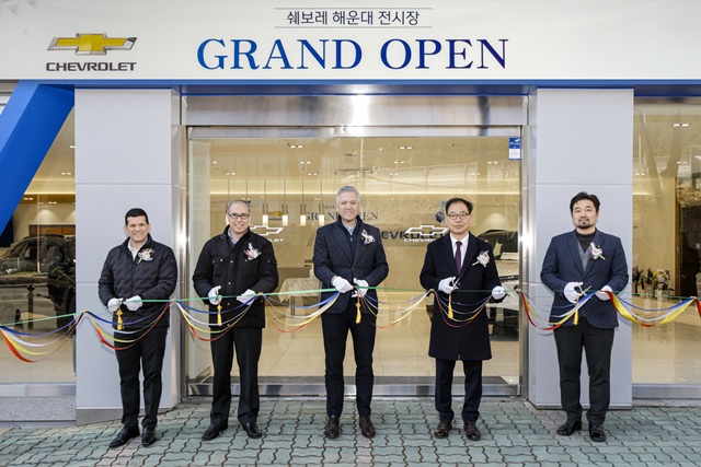 지난 9일 열린 쉐보레 해운대 전시장 오픈 기념식에서 (오른쪽 세번째) 헥터 비자레알 한국GM 사장과 (오른쪽 두번째) 정대영 쉐보레 해운대 전시장 대표를 비롯한 임직원들이 테이프 커팅을 진행하고 있다. /쉐보레