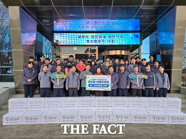 당진발전본부는 10일 본부 사옥에서 관내 취약계층을 위한 설맞이 빛드림 선물꾸러미를 전달했다. /당진발전본부