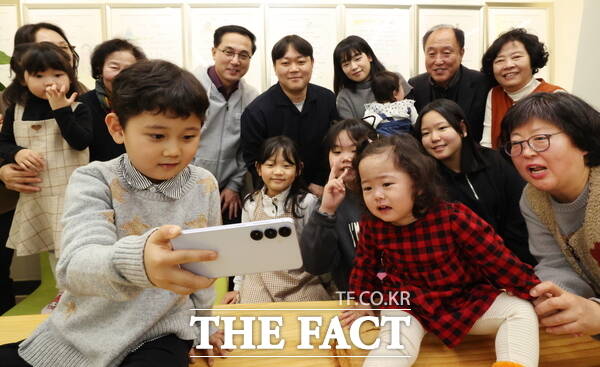 박희조 동구청장이 10일 신인동 7남매 가족과 간담회를 가졌다. /대전 동구