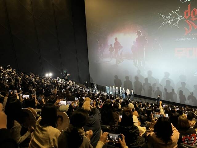 영화관 관계자는 다양한 장르의 한국 영화들 뿐만 아니라 외국 영화와 애니메이션 등도 개봉하니까 길다면 길고 짧다면 짧은 연휴 동안 많이 찾아주셔서 좋은 신호를 보냈으면 좋겠다고 바람을 내비쳤다. 사진은 지난 8일 CGV용산아이파크몰에서 진행된 스트레이 키즈의 무대 인사 현장. /CGV