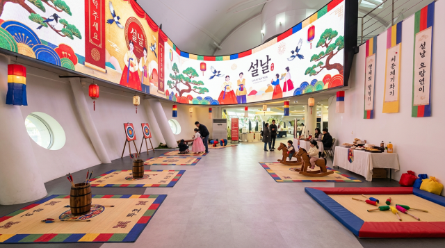 서울시는 뚝섬한강공원의 한강플플과 망원한강공원의 서울함공원에서 가족 단위 시민이 함께 즐길 수 있는 설맞이 특별 행사를 운영한다. /서울시