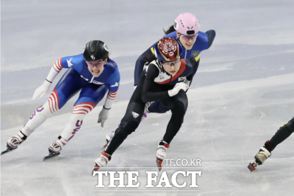 쇼트트랙 최민정이 10일(현지 시각) 이탈리아 밀라노 아이스스케이팅 아레나에서 열린 2026 밀라노·코르티나 담페초 동계올림픽 쇼트트랙 여자 500m 예선경기에서 역주하고 있다. /뉴시스