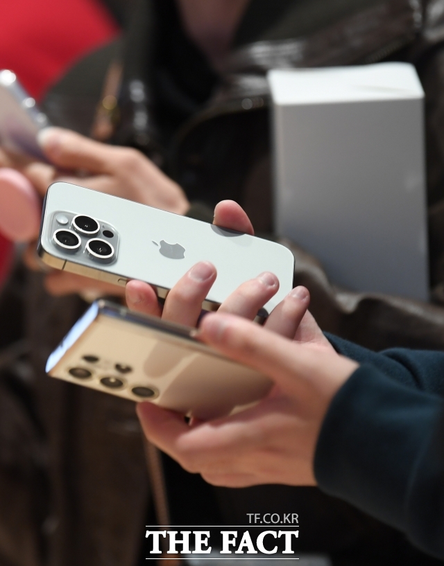 애플페이가 한국 결제 시장에서 존재감을 입증하면서 연내 신규 카드사의 진입 여부에 소비자들의 이목이 쏠린다./이새롬 기자