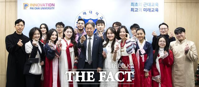 10일 김욱(가운데) 배재대 총장과 외국인 유학생들이 세배 체험한 후 함께 기념촬영을 하고 있다. /배재대