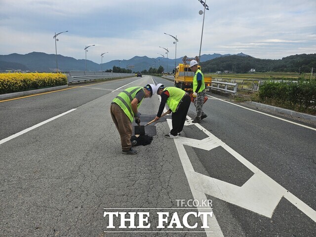 장흥군이 도로정비를 실시하고 있다. /장흥군