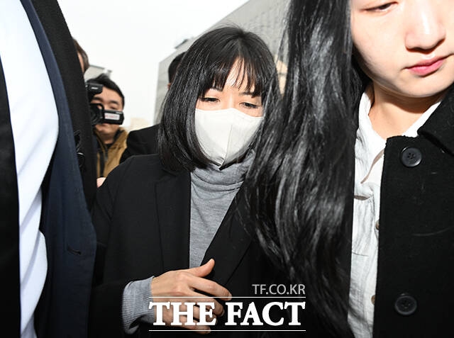 미공개 중요 정보를 이용한 주식 부정 거래 혐의를 받은 구연경 LG복지재단 대표가 지난 10일 오후 서울 양천구 서울남부지법에서 열린 1심 선고공판을 마치고 법원을 나서고 있다. /박헌우 기자