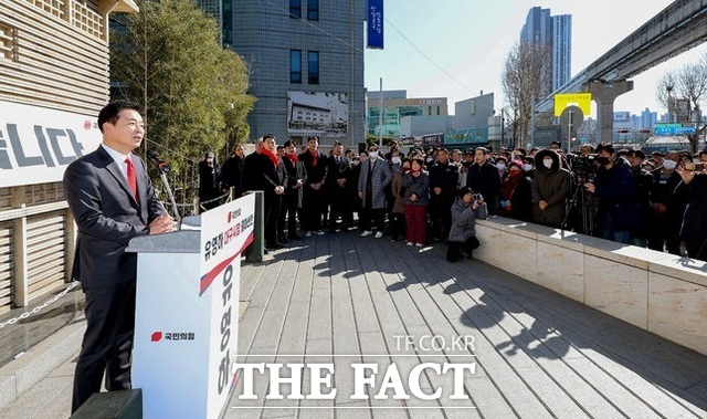 유영하 국민의힘 의원(대구 달서구갑)이 9일 중구 인교동 삼성상회 옛터 앞에서 6·3 지방선거를 앞두고 대구시장 출마 선언을 하고 있다. /뉴시스