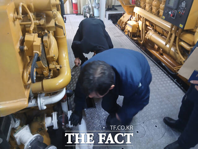 주기관 수리 모습. /울릉군