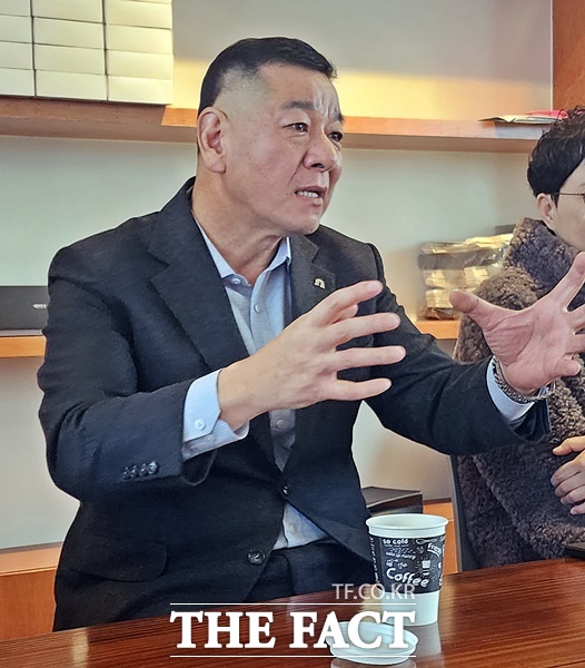 기자들의 질문에 답변하고 있는 최원철 공주시장. /김형중 기자