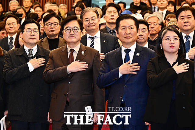 국기에 대한 경례하는 참석자들.