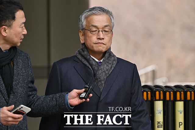 눈 감은 최 전 부총리.