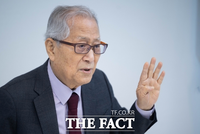 정 전 장관은 지난 10일 <더팩트>와 인터뷰에서 지방발전 20×10 정책을 성과로 포장하려면 결국 밖에서 원부자재가 들어와야 하는데 이를 해결해 줄 수 있는 곳은 미국밖에 없다고 강조했다. /수서=박헌우 기자