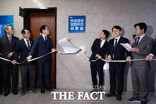 김한규 더불어민주당 원내정책수석부대표와 한병도 원내대표(왼쪽 세 번째부터) 등 참석자들이 10일 오전 서울 여의도 국회에서 열린 민생경제 입법추진 상황실 현판식에서 현판 제막을 하고 있다. /국회=남용희 기자