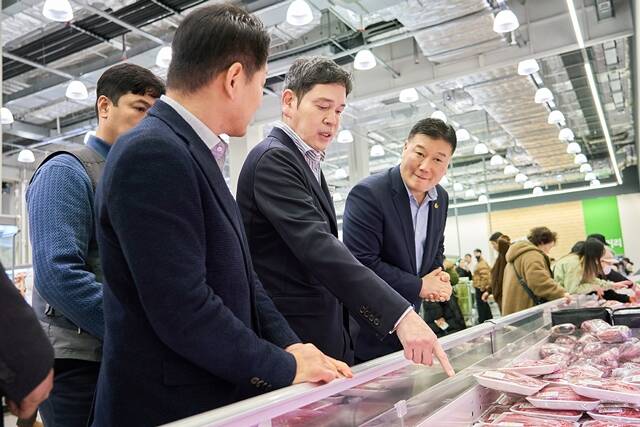 정용진 신세계그룹 회장(왼쪽에서 3번째)이 설 연휴를 일주일 앞둔 지난 9일 인천 트레이더스 구월점을 찾아 축산 매장에서 상품을 살펴보고 있다. /신세계그룹