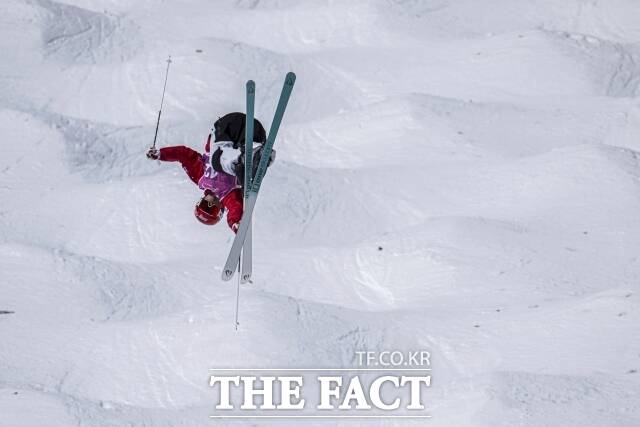 정대윤이 10일(한국 시간) 이탈리아 리비뇨 에어리얼·모굴 파크에서 열린 2026 밀라노 코르티나담페초 동계올림픽 프리스타일 스키 남자 모굴 1차 예선에서 65.51점으로 27위를 기록했다. 사진은 스위스 생모리츠 엥가딘에서 열린 2025 국제스키연맹(FIS) 프리스타일 스키 세계선수권 남자 모굴 결선 경기를 펼치고 있는 모습. /뉴시스