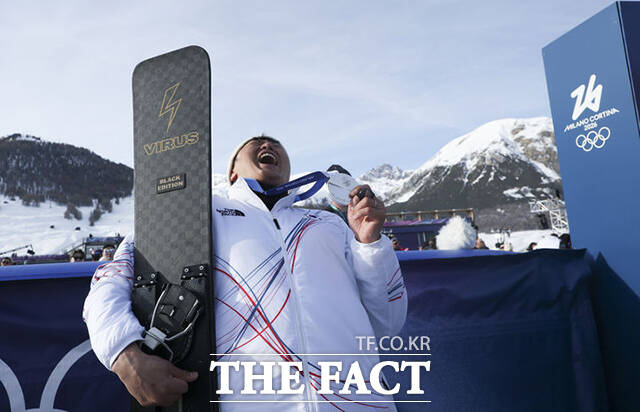 2026 밀라노·코르티나 동계올림픽에서 대한민국 선수단에 1·2호 메달을 안긴 스노보드 김상겸(37·하이원)과 유승은(18·성복고)이 억대 포상금을 받는다. 사진은 스노보드 은메달리스트 김상겸이 메달 시상식을 마치고 환호하고 있는 모습. /리비뇨=뉴시스