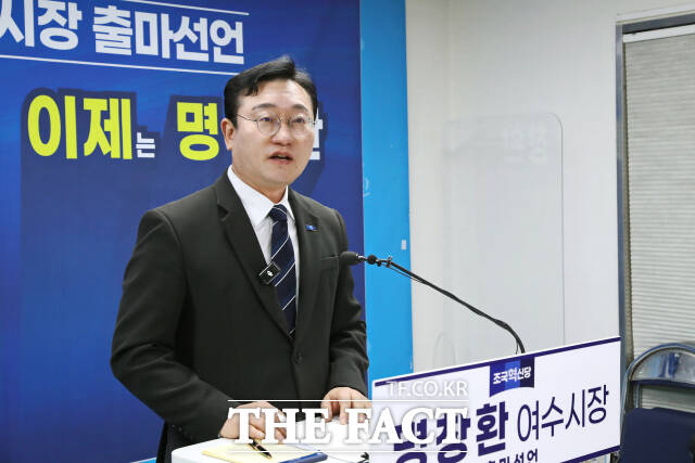 명창환 전 전라남도 행정부지사가 10일 여수시청 브리핑룸에서 여수시장 출마를 선언하고 있다. /명창환 전 전라남도 행정부지사