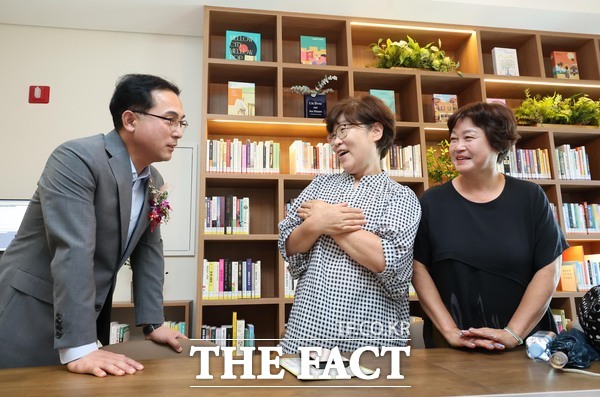 동네북네 북카페 산내점에서 주민들과 대화하고 있는 박희조 동구청장의 모습. /대전시 동구