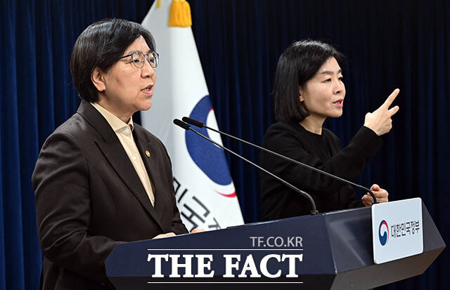 정은경 보건복지부 장관이 10일 오후 서울 종로구 정부서울청사에서 2027학년도 이후 의사인력 양성규모 관련 브리핑을 하고 있다. /임영무 기자